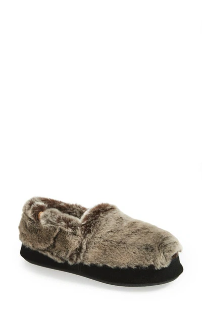 Acorn Moc Faux Fur Slipper In Chinchilla