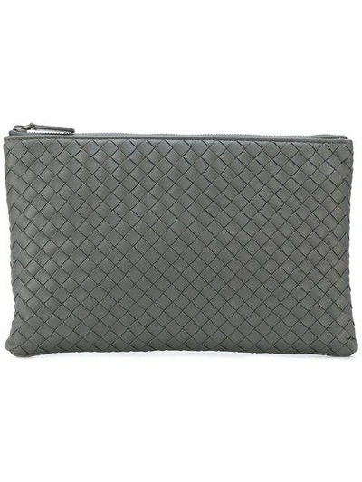 Bottega Veneta 编织皮革手拿包 In Grey