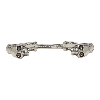 Alexander Mcqueen Twin Skull Bangle-style Bracelet - 银色 In Silver