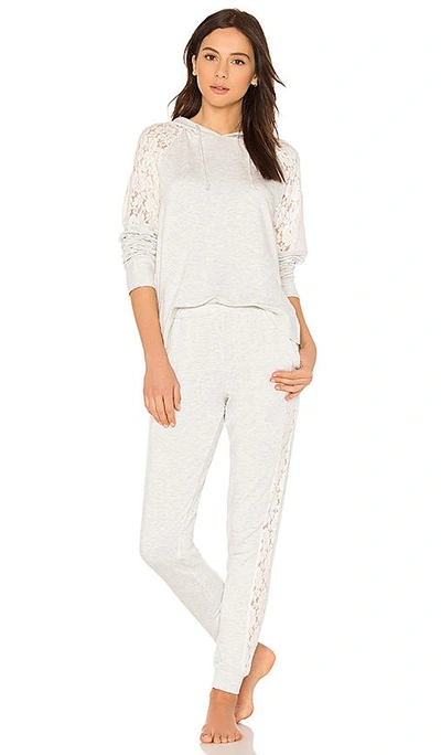 Flora Nikrooz Harley Pj 套装 In Light Gray