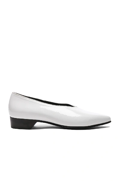 Alumnae V Line Pointy Heel In White