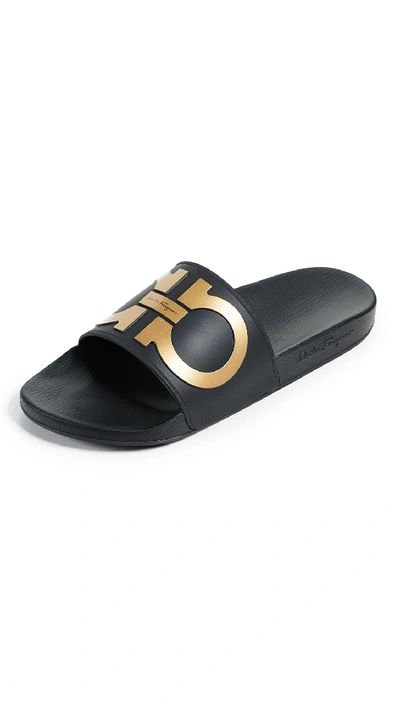 Ferragamo Men's Groove Gancini Pool Slide Sandal, Black/gold In Black/gold Raised