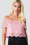 NA-KD LACE OFF SHOULDER TOP - PINK