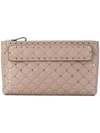 VALENTINO GARAVANI VALENTINO GARAVANI ROCKSTUD CLUTCH BAG