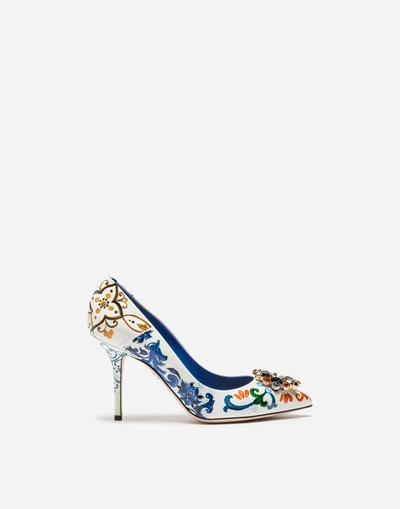 Dolce & Gabbana Printed Patent Leather Pumps With Brooch Detail In White/blue