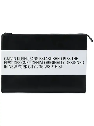Calvin Klein Jeans Est.1978 条纹牛皮手拿包 In Black