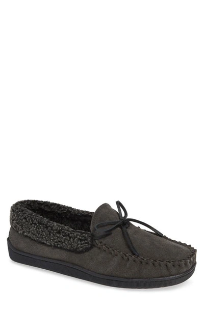 Minnetonka Allen Fleece Lined Slipper In Charcoal Suede