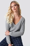NA-KD DEEP FRONT V-NECK KNITTED SWEATER - GREY