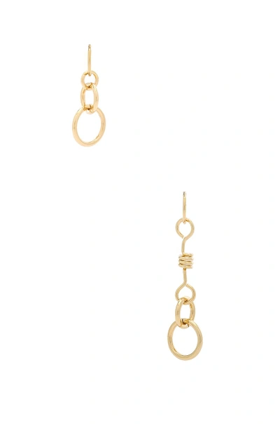 Rebecca Minkoff Mismatched Twisted Links 耳饰 In Metallic Gold