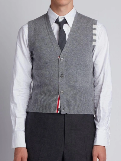 Thom Browne 经典白色羊绒4条纹v领开衫背心 In Grey