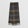 BURBERRY The Classic Cashmere Scarf in Check