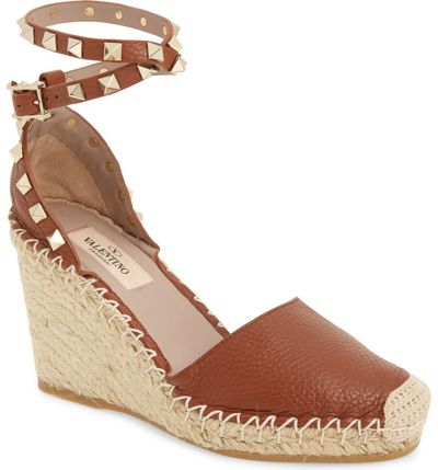 Valentino Garavani Rockstud Leather Wedge Espadrilles In Bright Cognac