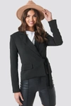 NA-KD MARKED SHOULDER TIE BLAZER - BLACK