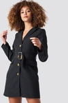 NA-KD WIDE BELTED BLAZER DRESS - BLACK