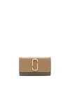 MARC JACOBS MARC JACOBS WALLET ON CHAIN IN TAUPE.,MARJ-WY409