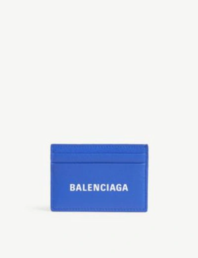Balenciaga Everyday品牌名称荔枝纹小牛皮卡片套 In Blue