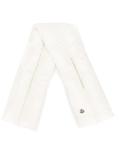 Moncler 交叉衬垫围巾 - 白色 In White