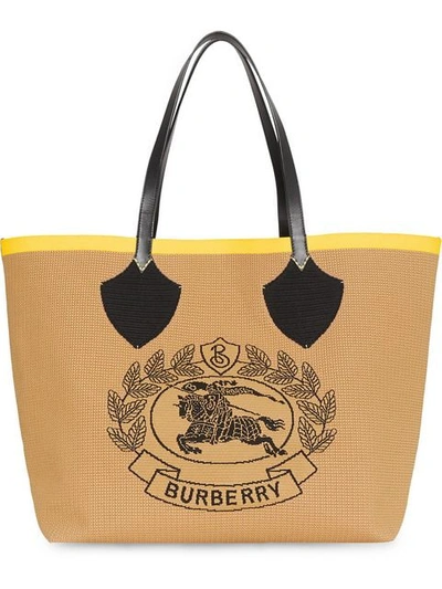 Burberry The Giant Tote In Knitted Archive Crest - 大地色 In Black/iris Yellow