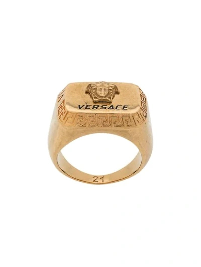 Versace Engraved Logo Rectangle Ring - 金色 In Gold