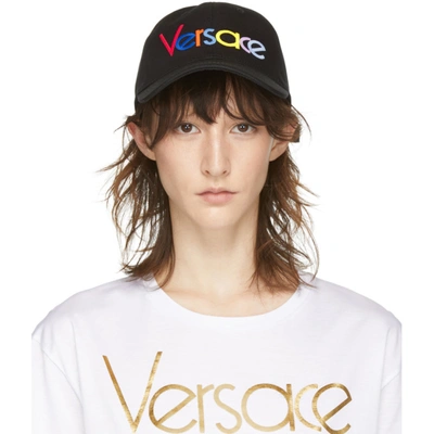 Versace 多色logo刺绣帆布帽子 In Black