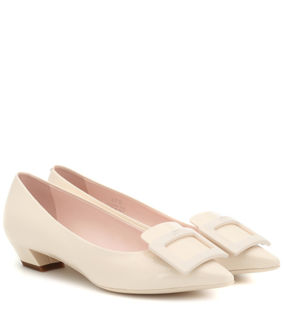 Roger Vivier Gommetine Leather Ballet Flats In Off White