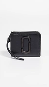 MARC JACOBS THE UTILITY SNAPSHOT TONAL CROSSBODY COMPACT WALLET BLACK,MJADB32750