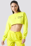 ANNA NOOSHIN X NA-KD ATTENTION PLEASE RAW CROPPED SWEATER - GREEN