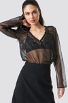 ANNA NOOSHIN X NA-KD ELASTIC V-NECK TRANSPARENT BLOUSE - BLACK