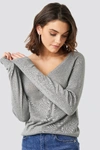 NA-KD LIGHT KNITTED V-NECK SWEATER - GREY