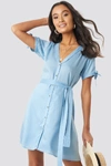 NA-KD DEEP V-NECK KNOT DETAIL DRESS - BLUE