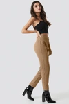 JULIA WIENIAWA X NA-KD TAILORED SLIM SUIT PANTS - BROWN