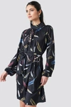 NA-KD BALLOON SLEEVE TIED WAIST PRINTED DRESS - BLACK