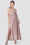 NA-KD TIE WAIST SLIT MAXI DRESS - PINK