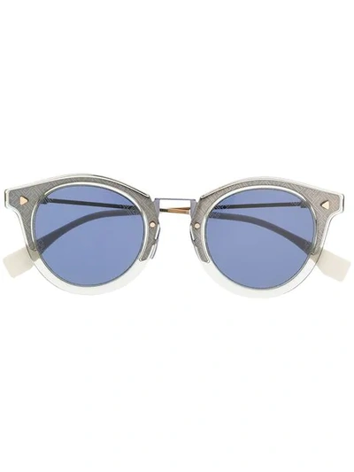 Fendi Logo Motif Sunglasses In Grau