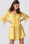 KAE SUTHERLAND X NA-KD RUFFLE V NECK MINI DRESS - YELLOW