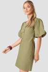 NA-KD SHORT PUFF SLEEVE BUTTON UP DRESS - GREEN