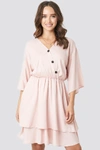 SCHANNA X NA-KD CONTRAST BUTTON LAYERED DRESS - PINK