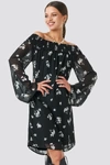 NA-KD FLORAL PRINTED OFF SHOULDER DRESS - BLACK