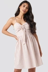 NA-KD KNOT FRONT CUT OUT DRESS - PINK