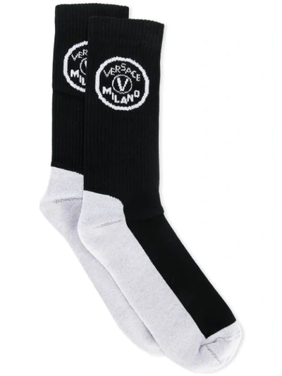 Versace Logo Knit Socks - 黑色 In I463 Nero/ Bianco