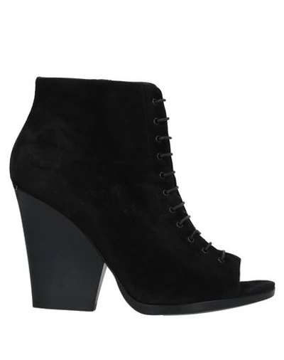 Burberry Ankle Boot In Black