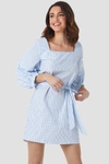 NA-KD PUFF SLEEVE SQUARE NECK TIE DRESS - BLUE