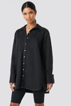 ANNA NOOSHIN X NA-KD OVERSIZED LONG CONTRAST SHIRT - BLACK