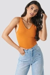 ADORABLE CARO X NA-KD V-NECK BODY - ORANGE