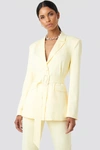 ANNA NOOSHIN X NA-KD BELTED LONG FITTED BLAZER - YELLOW