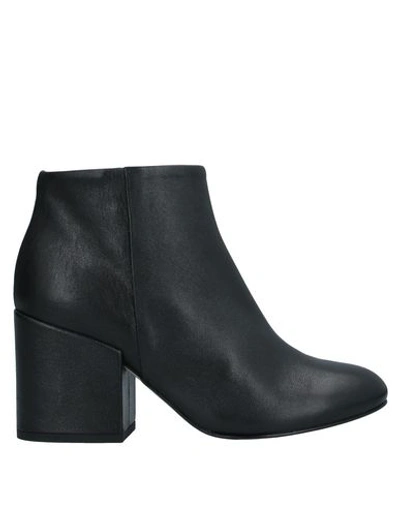 Anna F. Ankle Boot In Black