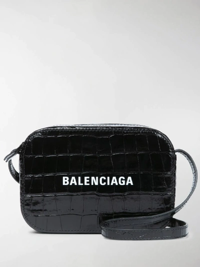 Balenciaga Everyday Xs Aj 印花仿鳄鱼纹皮革相机包 In Black