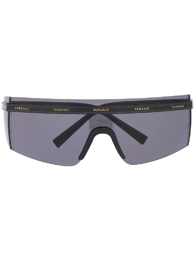 Versace Eyewear Logo Band Visor Sunglasses - Black In 黑色