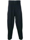 ISSEY MIYAKE HOMME PLISSÉ ISSEY MIYAKE PLEATED TAPERED TROUSERS - 蓝色