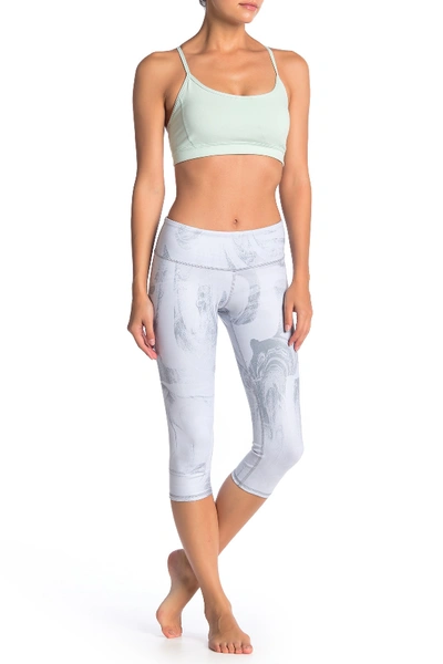 Alo Yoga Airbrushed Performance Capris In Z/dnuwhite Marble Glossy